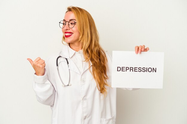 Mujer caucásica del doctor que sostiene un cartel de la depresión aislado en los puntos blancos del fondo con el dedo pulgar lejos, riendo y despreocupado.