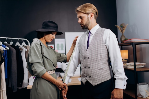 Mujer caucásica enfocada en elegante sombrero negro