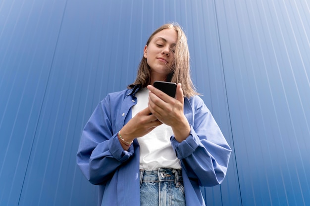 Foto mujer caucásica enviar mensajes de texto a alguien en su teléfono inteligente