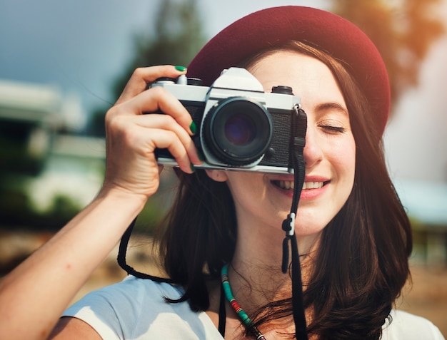 Una mujer caucásica está disfrutando el horario de verano