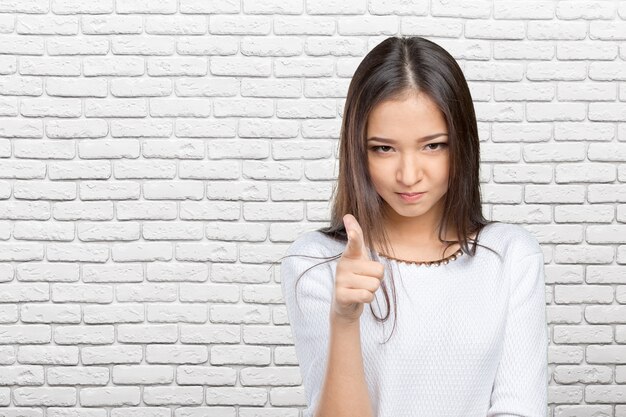 Mujer caucásica feliz hermosa joven que señala en usted