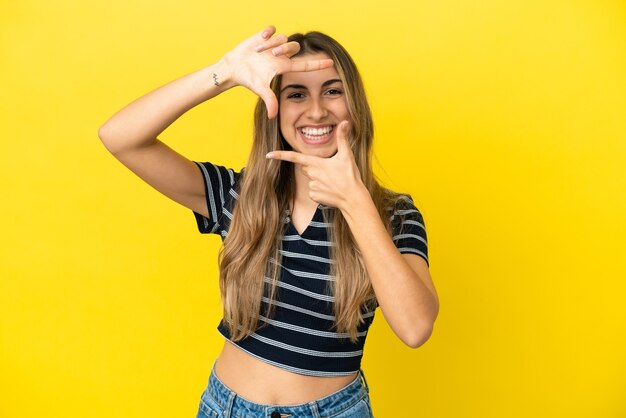 Foto mujer caucásica joven aislada cara de enfoque. símbolo de encuadre