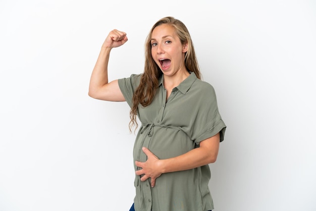Mujer caucásica joven aislada de fondo blanco embarazada y haciendo un gesto fuerte