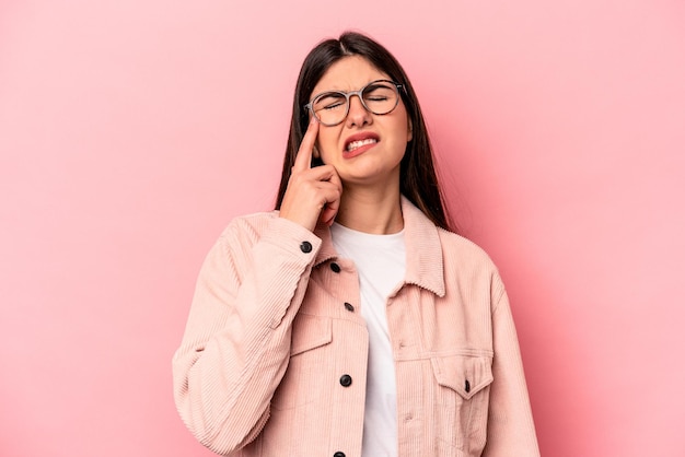 Mujer caucásica joven aislada en un fondo rosa llorando infeliz con algo concepto de agonía y confusión