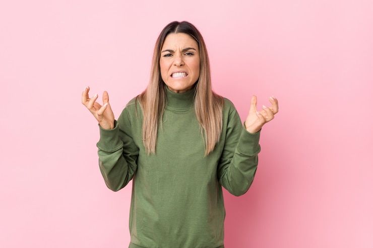 Foto mujer caucásica joven aislada gritando de rabia.
