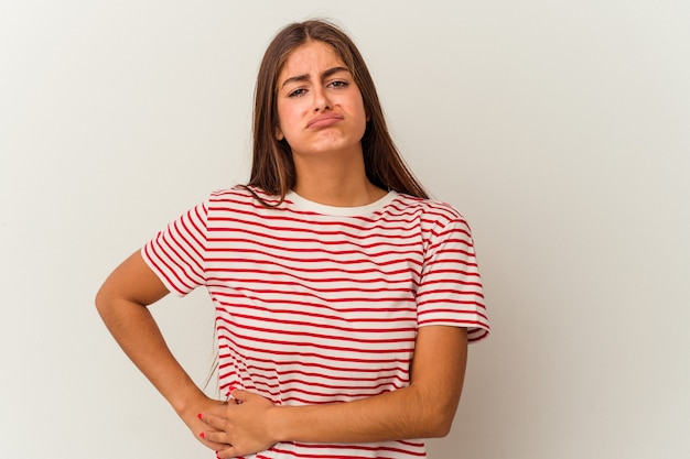 Mujer caucásica joven aislada en la pared blanca que muestra el pulgar hacia abajo, concepto de la decepción.