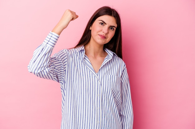 Mujer caucásica joven aislada en la pared rosada celebrando una victoria, pasión y entusiasmo, expresión feliz