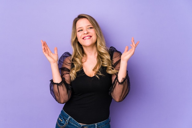 Mujer caucásica joven aislada en púrpura alegre riendo mucho.