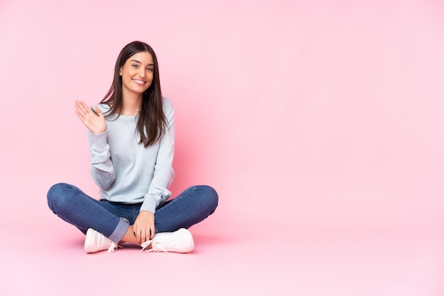 Mujer caucásica joven aislada en rosa