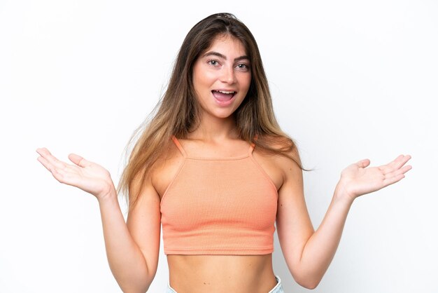 Foto mujer caucásica joven aislada sobre fondo blanco con expresión facial conmocionada