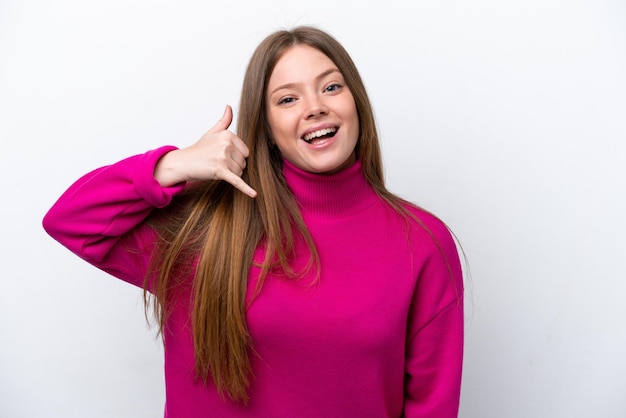 Mujer caucásica joven aislada sobre fondo blanco haciendo gesto de teléfono Llámame de nuevo firmar