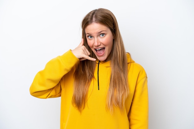 Mujer caucásica joven aislada sobre fondo blanco haciendo gesto de teléfono Llámame de nuevo firmar