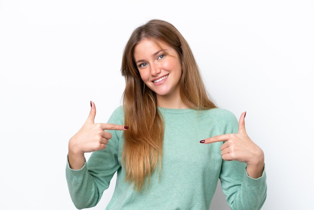 Mujer caucásica joven aislada sobre fondo blanco orgullosa y satisfecha