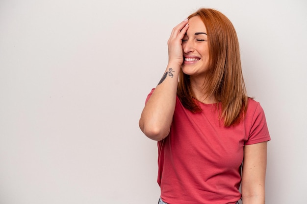 Mujer caucásica joven aislada sobre fondo blanco riendo feliz, despreocupada, emoción natural.