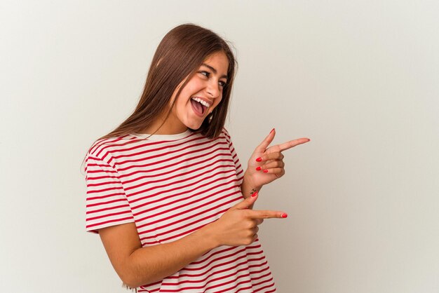 Mujer caucásica joven aislada sobre fondo blanco sonriendo confiada con los brazos cruzados