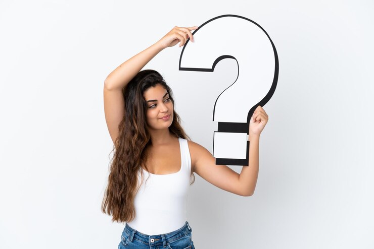 Foto mujer caucásica joven aislada sobre fondo blanco sosteniendo un icono de signo de interrogación