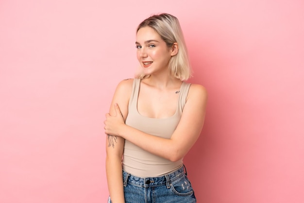 Foto mujer caucásica joven aislada sobre fondo rosa riendo