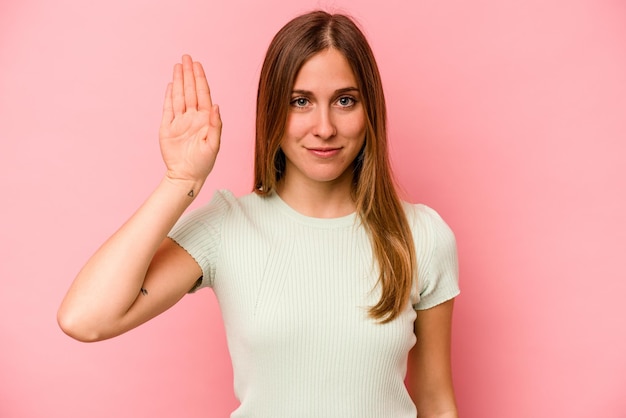 Mujer caucásica joven aislada sobre fondo rosa sonriendo alegre mostrando el número cinco con los dedos