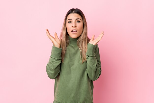 Mujer caucásica joven aislada sorprendida y conmocionada.