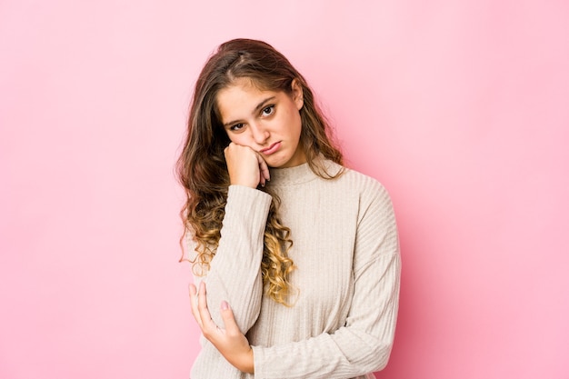 Mujer caucásica joven cansada de una tarea repetitiva.