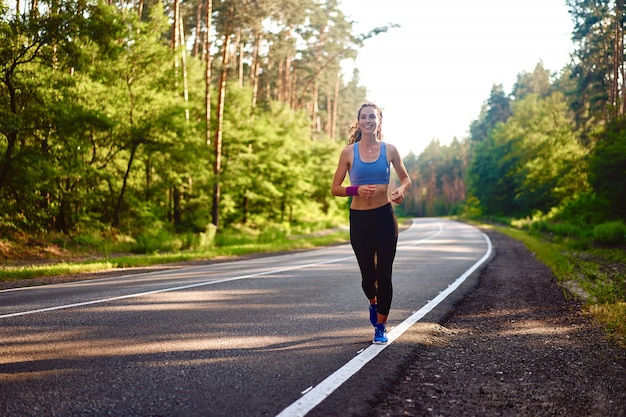 Mujer caucásica joven corriendo