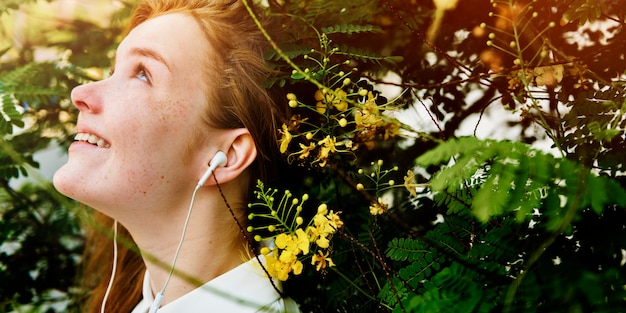 Mujer caucásica joven está escuchando música