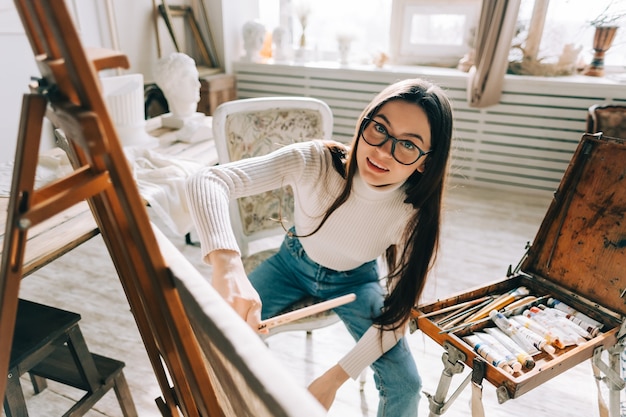 Mujer caucásica joven expresiva posando