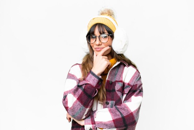 Mujer caucásica joven con gorras de invierno sobre un fondo blanco aislado sonriendo