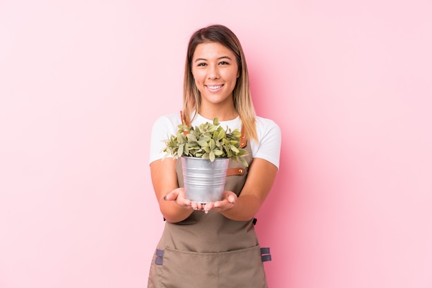 La mujer caucásica joven del jardinero aisló feliz, sonriente y alegre.