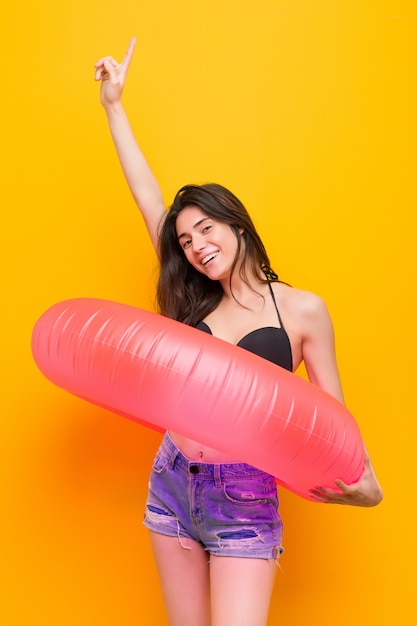 Mujer caucásica joven lista para ir a la playa