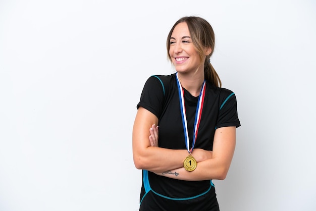 Mujer caucásica joven con medallas aislado sobre fondo blanco feliz y sonriente