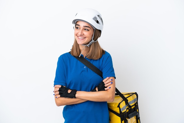 Mujer caucásica joven con mochila térmica aislada sobre fondo blanco feliz y sonriente