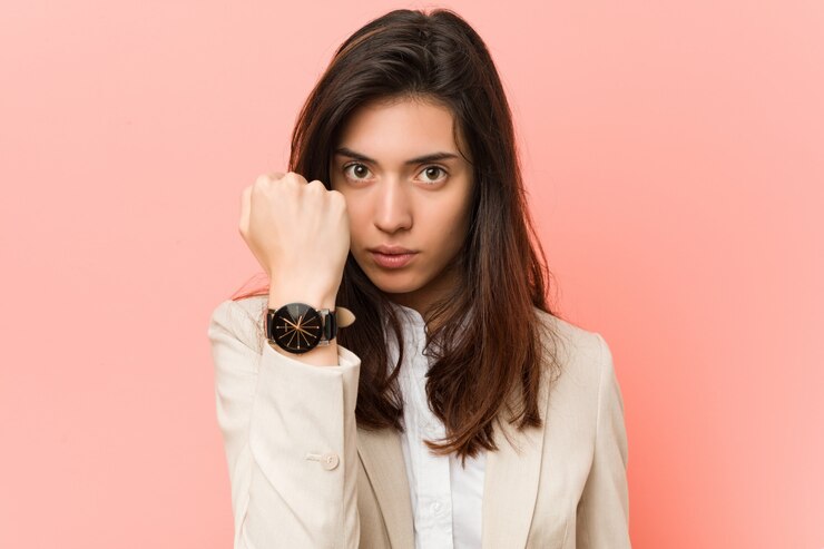 Foto mujer caucásica joven pensando en el tiempo