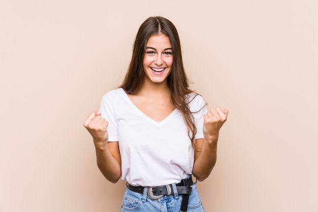 Mujer caucásica joven posando aislada animando despreocupada y emocionada.