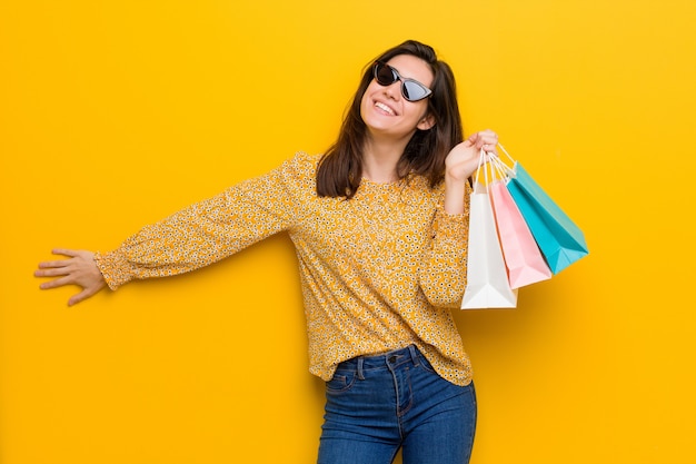 Mujer caucásica joven que va de compras