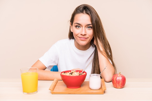 Mujer caucásica joven que desayuna