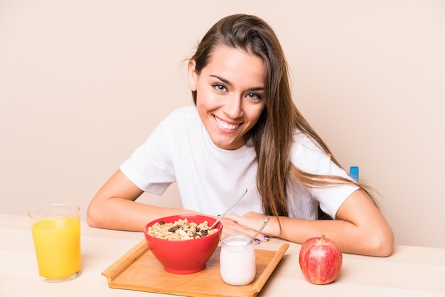 Mujer caucásica joven que desayuna