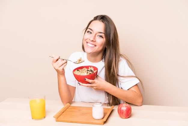 Mujer caucásica joven que desayuna