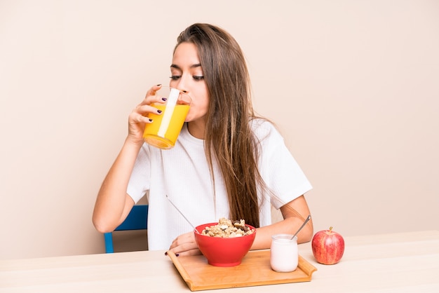 Mujer caucásica joven que desayuna