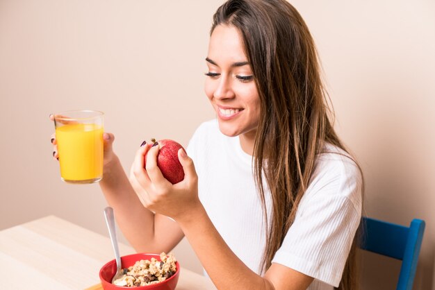 Mujer caucásica joven que desayuna