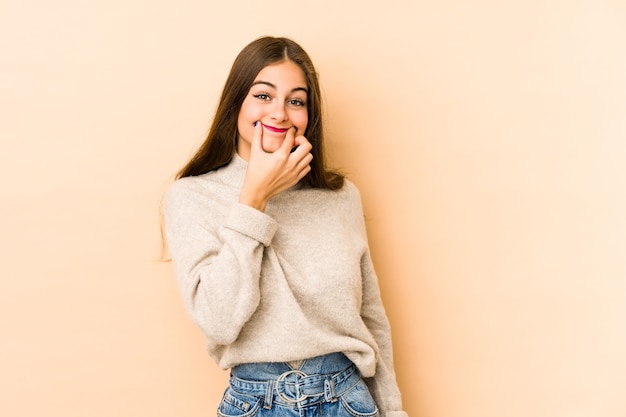 Mujer caucásica joven que duda entre dos opciones.