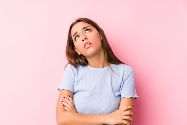 La mujer caucásica joven que llevaba una ropa de esquí aisló cansado de una tarea repetitiva.