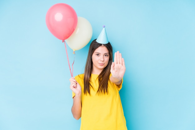 Mujer caucásica joven que organiza un cumpleaños aislado