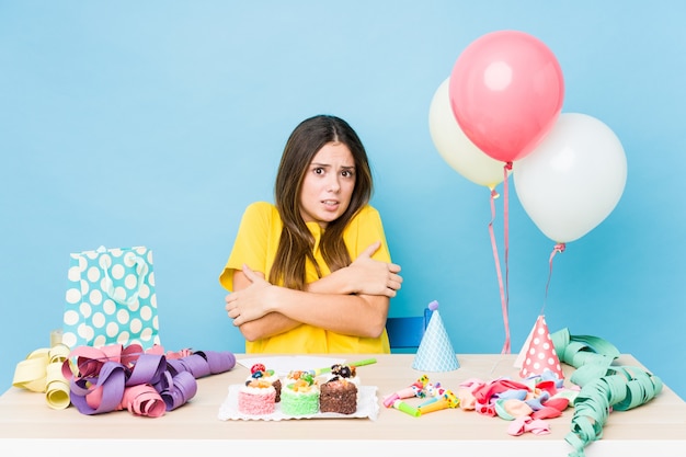 Mujer caucásica joven que organiza un cumpleaños que se enfría debido a la baja temperatura o una enfermedad.