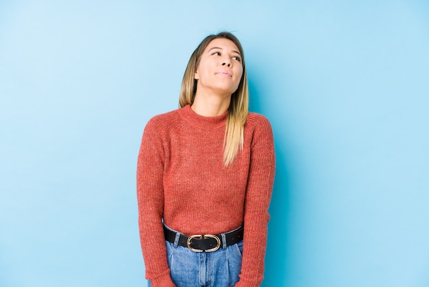 Mujer caucásica joven que presenta soñando aislado de alcanzar metas y propósitos