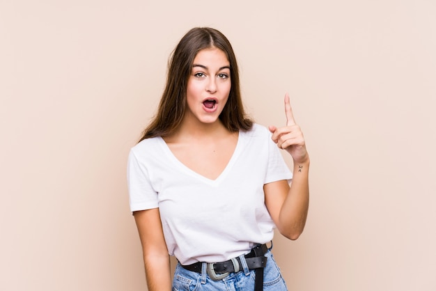 Foto mujer caucásica joven que presenta teniendo una idea