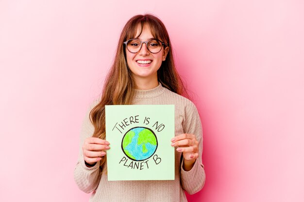 Mujer caucásica joven que sostiene un No hay planeta B aislado feliz, sonriente y alegre.