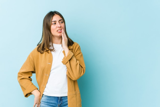 Mujer caucásica joven que tiene un fuerte dolor de dientes, dolor de muelas.