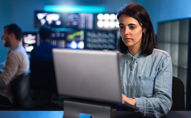 Mujer caucásica joven que trabaja en la oficina usando una computadora portátil Analista financiero comerciante y mercado de valores Mujeres en el concepto de trabajo