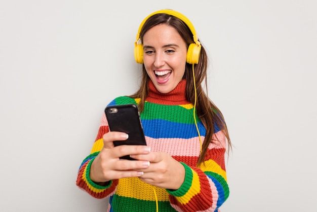 Mujer caucásica joven que usa su teléfono móvil para una videollamada aislada